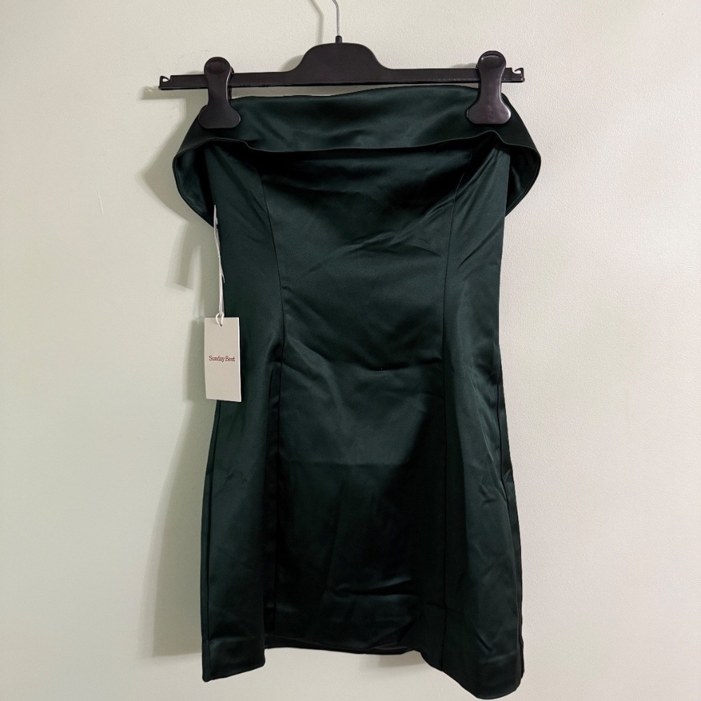 NWT Aritzia Sunday Best Shimmer Satin Tube Dress in Scarab Green Size 6 MSRP$128